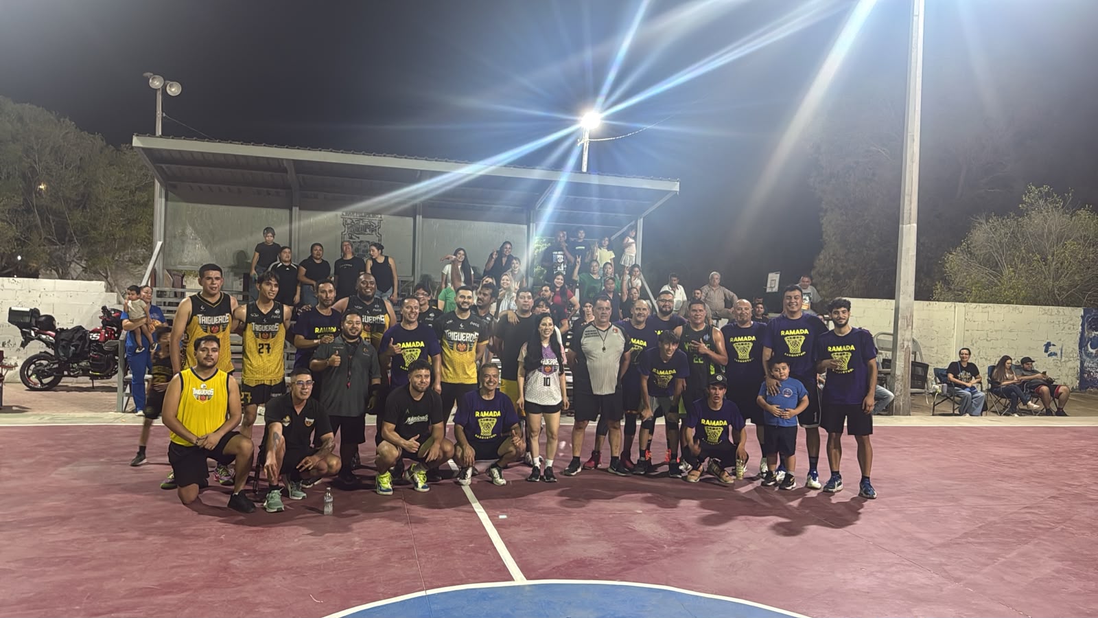 Comunidad de jugadores y familias reunida en la cancha